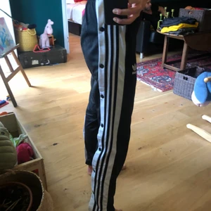 Adidas popper pants strl XS/S - Säljer mina adidas popper pants. De är använda men i gott skick. Passar XS/S. Nypris : 729kr