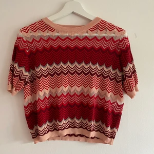 Tröja mango - Tröja från mango i röd/rosa med sicksack mönster. Storlek S. Frakt tillkommer