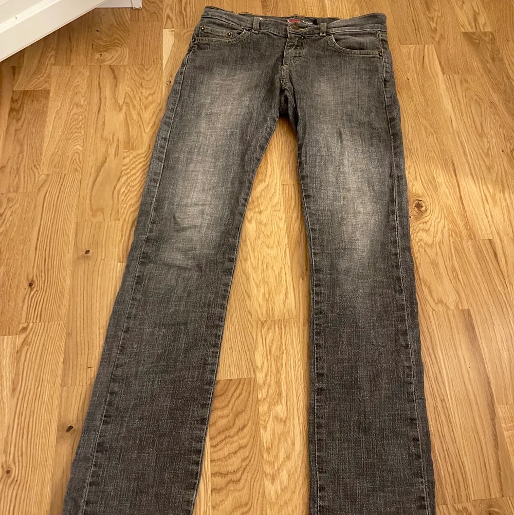 Gråa jeans i storlek S🤍. Jeans & Byxor.