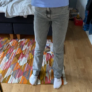 Mörkgråa Zara jeans  - Säljer mina superfina mörkgråa zara jeans, de är endast använda en gång och är i superfint skick💓 
