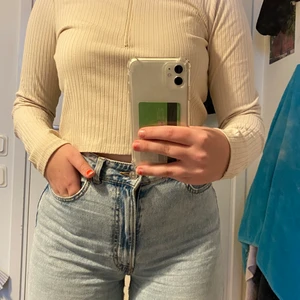 långärmad tröja  - beige långärmad tröja med dragkedja längst upp. från monki, i storlek S! aldrig använd så i nyskick 💕 