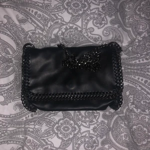 Trendig väska - super fin väska! i nyskick, säljes då den inte kommer till användning, ny pris runt 200 dock vet jag inte märke✨