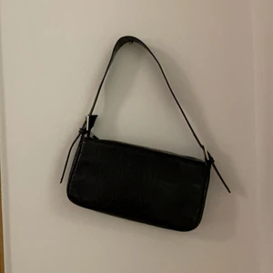 Väska i nyskick  - Snygg svart axelväska i nyskick. Från Gina tricot. Ord priset var ungefär 299 kr. Fraktas för 20kr. Säljer för 150 om det inte blir budgivning.✨