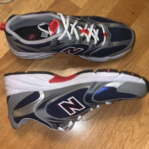 New balance skor - Riktigt snygga skor som matchar till det mesta, jeansen eller byxorna går nästan alltid över skon, skick 10/10