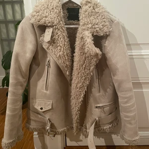 Jacka från Zara - Jacka från Zara, passar allt från 34-38 beroende på hur man vill att jackan ska sitta. Jackan är beige.