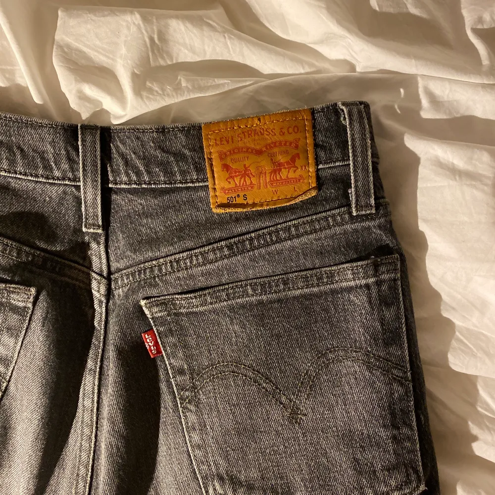 Så fina grå/svarta Levis jeans! Det är också klassiska 501 modellen fast de går lite tajtare neråt🖤 de är i storlek 25 i waist/midja och storlek 28 i längd💗jag är då 164 nästan 165! De passar mig perfekt men säljer för att jag inte har användning för den modellen!. Jeans & Byxor.