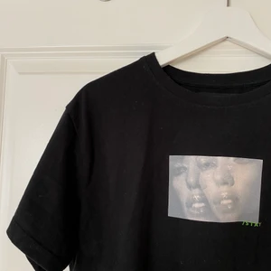 T-shirt med tryck  - T-shirt med tryck som är köpt på Carlings. Köparen står för frakten❣️