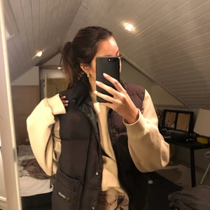 Canada Goose väst  - Säljer nu min fina Canada Goose väst (äkta) för den inte kommer till användning längre. Inte använd många gånger! 2200kr eller kom överens om ett pris med mig❤️ skriv för fler bilder! Nypris: 5000kr