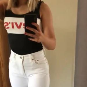 Levis body, xs - En nästintill oandvänd levis body. Fint skick och väldigt skön. Xs men passar S också. Pris kan diskuteras!!