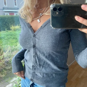 Grå stickad kofta - Jättefin grå stickad kofta. Köpt second hand men ej använt. Står inget märke. Lite nopprig och ett litet hål på framsidan, men lätt o sy igen❣️