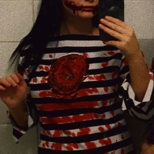 Halloween dräkt - Säljer min knappt oanvända halloween dräkt, använt den bara under ca 2 timmars tid sist halloween. Priset va 299 när jag köpte och jag säljer för 150kr