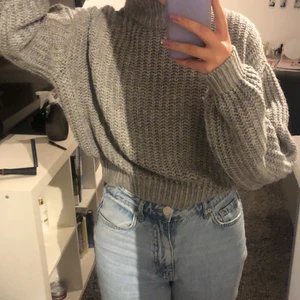 Grå stickad tröja - Säljer en grå stickad tröja som passar perfekt nu när det börjar bli kallt
