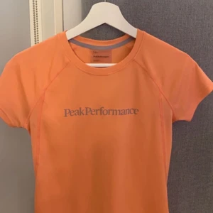 Peak träningstshirt - Fin peak performance träningstshirt i storlek S, passar även XS. 