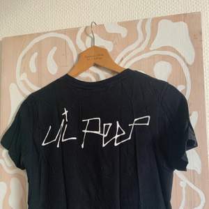 En jätte mysig lil peep t-shirt med texten ”come over when you’re sober” från hans album på. Väl använd men i bra skick :) 
