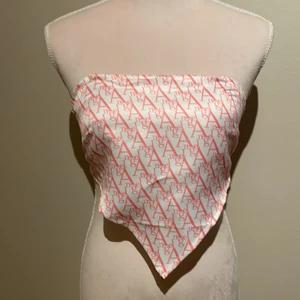 Angel linne - Ett oanvänt linne utan band där det står angel 