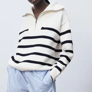 Zara tröja - Populär sticksd tröja från zara som nu är slutsåld, storlek S men oversized☺️☺️ blev otroligt många intresserade så startade en budgivning❤️