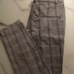 Kostymbyxor - Figurnära stretchiga kostymbyxor i stl 36, nyskick endast använda 2 gånger. 50kr exkl frakt! Samfraktar vid köp av flera plagg!🌸🌸