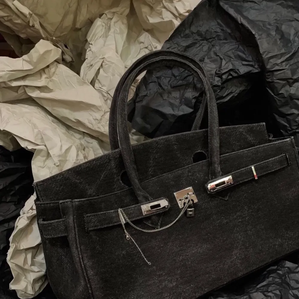 Fin väska från Margin goods tillverkad i denim. Mått: 40 x 20 x 20 Använd fåtal gånger, ny pris 1498 kr.. Väskor.
