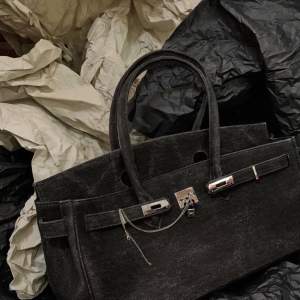 Fin väska från Margin goods tillverkad i denim. Mått: 40 x 20 x 20 Använd fåtal gånger, ny pris 1498 kr.