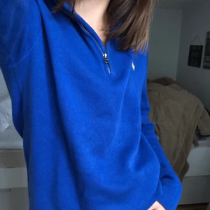 Ralph lauren half zip - Så fin Ralph Lauren half zip i en stark blå färg!⭐️ barnstorlek L, men sitter fint på mig med xs/s. Väldigt bra skick😝.       BUD ÄR BINDANDE                                                                   Köp direkt för 290+frakt 