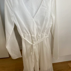 Vit klänning strl 38 - Fin vit klänning som är använd 1 gång.   Fint skick.   