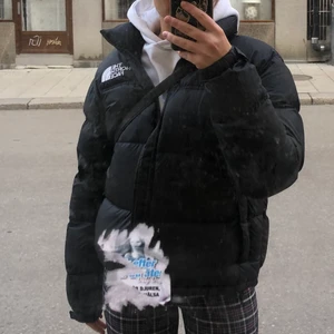 Norh Face Jacka  - Säljer min varsamt använda svarta norhface jacka som jag köpte förra året. Ser i princip ut som ny & är jättevarm & jättesnygg!! 