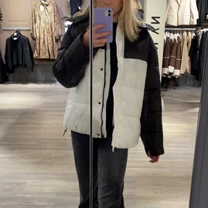 Nakd puffjacka - INTRESSEKOLL!! Funderar nu på att sälja denna as sköna svart/vita vinterjacka i storlek 36 från NAKD som köptes förra vintern för 999 kr💕Jätte skön och har knappt några defekter, enbart en liten fläck på  framsidan (önskas bild så fixar jag)💕 Skriv till mig vid intresse🥰