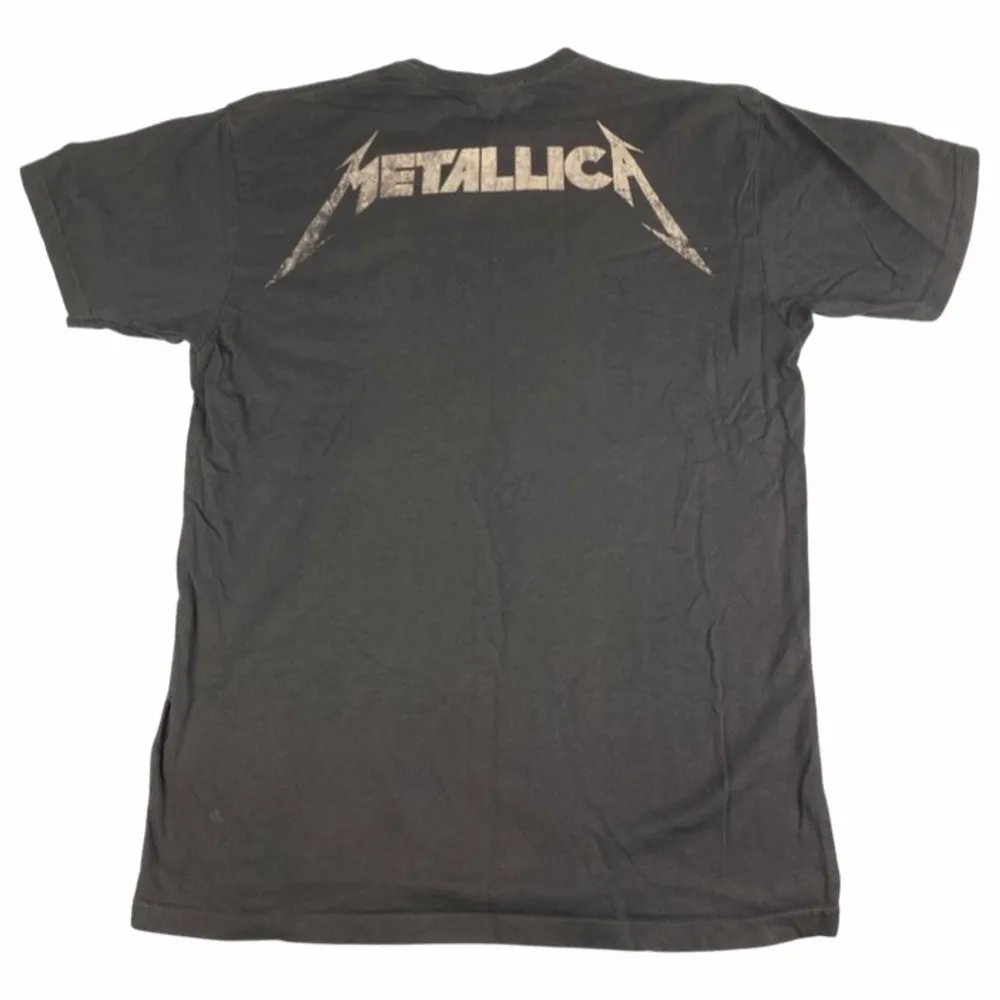 Supersnygg Metallica tee! Märkt som strl S men passar större!. T-shirts.