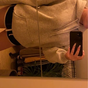 Hoodie från bikbok  - Säljer min gråa oversize hoodie från bikbok för att jag har 2 lika dana💕. Inte så jätte använd, så den är i väldigt bra skick.