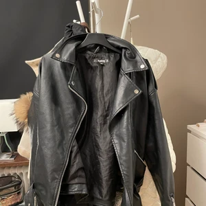 Oversized skinnjacka - Den populära jackan från missguided säljes nu. Köpt för ungefär 600 kr!