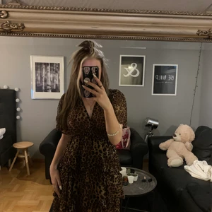 Klänning - Säljer denna fina leopard klänning från nakd, passar jätte fint till sommaren/våren💘