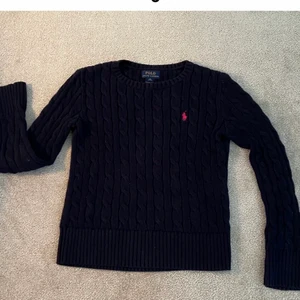 Ralph lauren - Lägger ut den här tröjan igen. Jätte bra skick. Använt max 3 ggr. Den ser svart ut på bild men är egentligen mörkblå. Frakten kostar 72kr. Köp direkt för 240kr+frakt. Nypris 1100kr