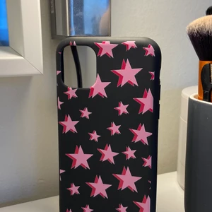 Snyggt trendigt skal - Säljer detta riktigt snygga mobilskal! Det är aldrig använt och därför i helt nytt skick💓 köparen står för frakten😇 Skalet är till iPhone 11, men funkar också till vissa andra modeller. (Många är intresserade, buda genom att skriva till mig, kmr sälja det till högsta budet)