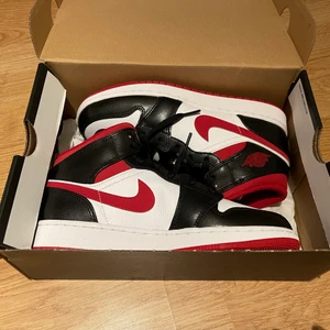 Jordan 1 gym red (GS) - Fick hem dessa idag och storleken var fel. Skorna är äkta och köptes för 2200kr. Jag har bara provat dom en gång alltså är dom i bra skick, helt nya.