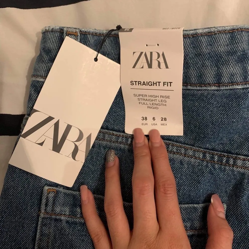 Jeans från Zara i storlek 38 helt nya endast provad.  Pm för fler bilder. . Jeans & Byxor.