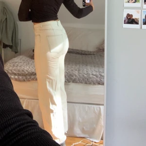 Weekday ace bleached jeans 29/30 - Ett par snygga jeans från weekday köpta för ca 2 år sen. Användes mycket när de köptes men slutade användas när de blev för korta, jag är 175 cm. Originalpris 500 kr men säljer för 150, köparen står för frakten💫