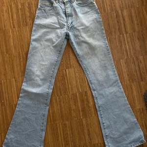 Utsvängda vintage jeans - Snygga, ljusa, utsvängda jeans från vintagebutik i Barcelona. Passar Small.
