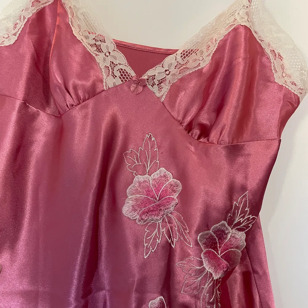 En superfin rosa slip-on klänning i silke med blommor och spets. Inte säker på storlek, men skulle säga mellan xs-s. Den går ungefär till knäna. Köpare står för frakt, men kan även mötas upp i Stockholm! Skriv gärna privat för att buda ☺️ BUD JUST NU: 180 kr. Klänningar.