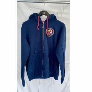 Zip-hoodie - Tjocktröja, stor och rymlig, mycket bekväm😍 Inköpt på Hööks. Går att köpas paketpris med tillhörande byxor. Tjocktröja storlek M, mjukisbyxor storlek S (byxorna är något stor i storleken). Paketpris 250kr