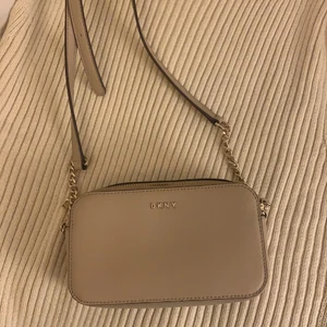 DKNY väska! - Så fin och rymlig väska från märket DKNY! I fint skick, fräsh och ren på insidan. Pris kan diskuteras vid snabb affär
