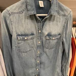 Helt oanvänd jeansskjorta från H&M i storlek 36. Jättefin färg och passar så bra till allt! Bara att skriva tillit om du har några frågor❤️