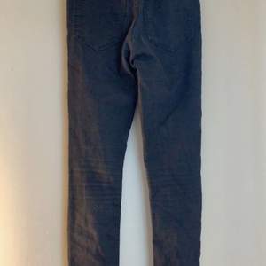 Svarta skinny jeans från hm i stl 32