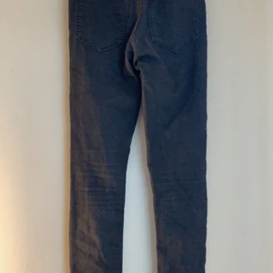 Svarta skinny jeans från hm, stl 32 - Svarta skinny jeans från hm i stl 32