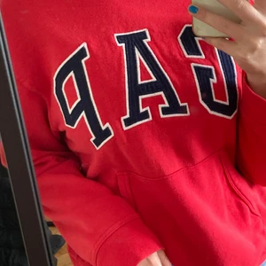 Röd hoodie GAP - Skitsnygg röd hoodie från GAP. Säljer tyvärr för att den inte kommer ofta till användning, tror att det kanske finns nån annan som kommer använda den mer än vad jag gör. Pris kan diskuteras vid nödfall. Ni betalar frakt. Och jag står inte för postens slarv. 