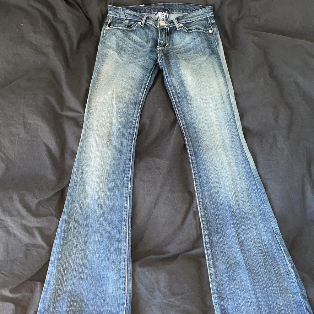 Jättesnygga rock&republic jeans stylade av Victoria Beckham. Aldrig använda och är i jättebra skick , storlek 25. . Jeans & Byxor.