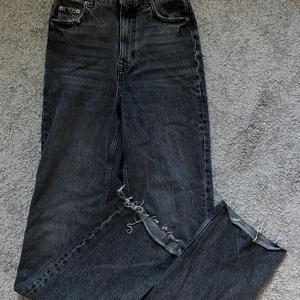 Säljer mina jeans från Zara då dom tyvärr aldrig kommit till användning och är därför i nyskick. Frakten är 66kr och priset får att diskutera. . Jeans & Byxor.