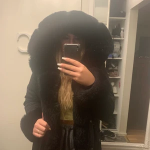 FATIMA PARKA  - Säljer min otroligt fina Fatima parka jacka, den är sååå varm och är perfekt till den kalla vintern som väntar runt hörnet. Fick inte så mycket användning av den tyvärr förra året kanske i snitt 2 veckor så väljer att sälja den. Det är storlek XL men den är liten i storleken och skulle passa en L. Jag är L med lite större byst och den är perfekt. Pälsen där fram vid kedjan är även avtagbar ifall det skulle regna eller du vill stänga jackan utan pälsen ivägen. (Fakepäls) VID SNABB AFFÄR 900kr 