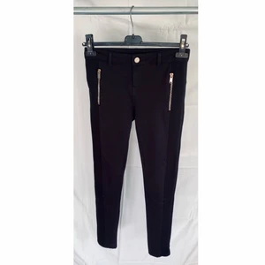 Byxtights - Svarta byxtights från Stradivarius, väldigt sköna och i fint skick!! Storlek EU34