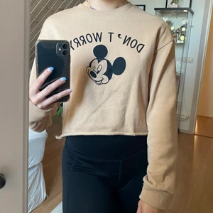 Disney croptop - Beige croptop med Disney tryck framtill. Jättemjukt material och fin beige färg. I nyskick! Hör av er vid frågor eller om ni vill ha fler bilder💞