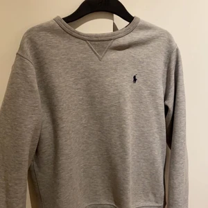 Ralph Lauren sweatshirt  - Grå basic sweatshirt från Ralf Lauren i barnstorlek💓